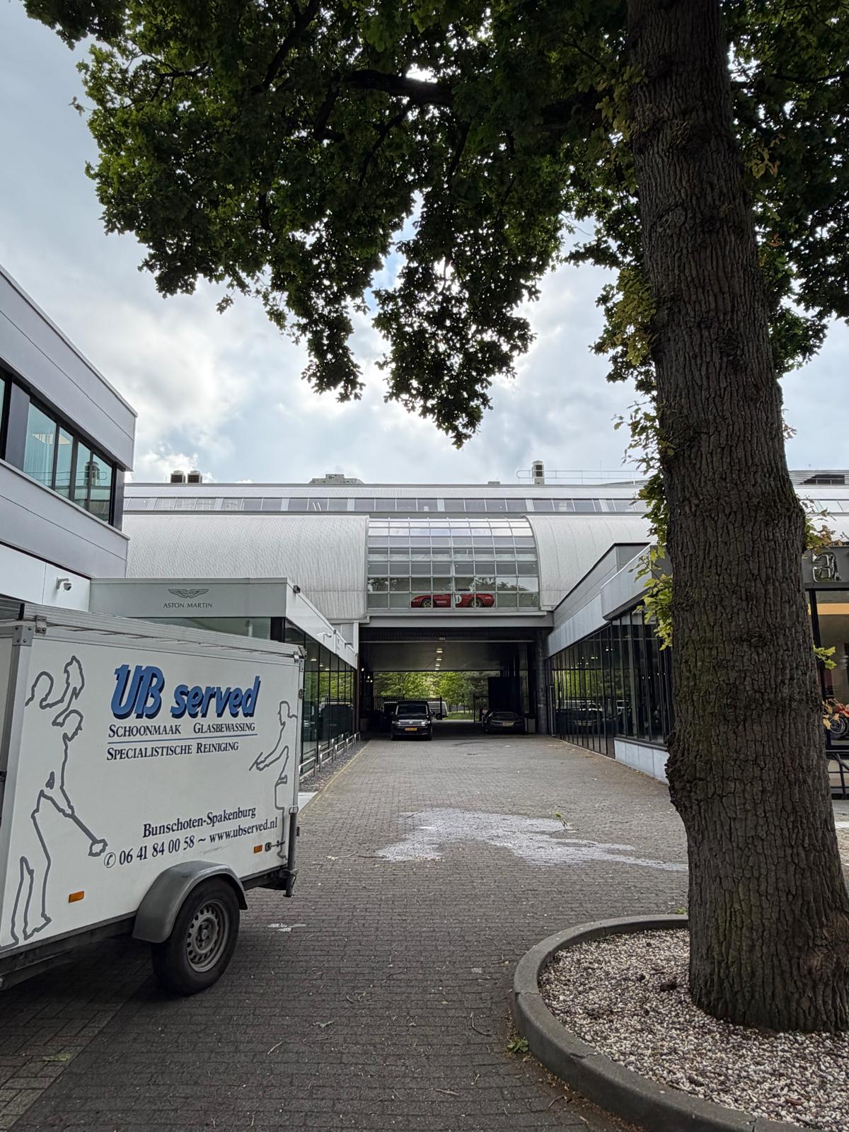 De echte mobiele UB Served osmose-installatie in de witte boxtrailer